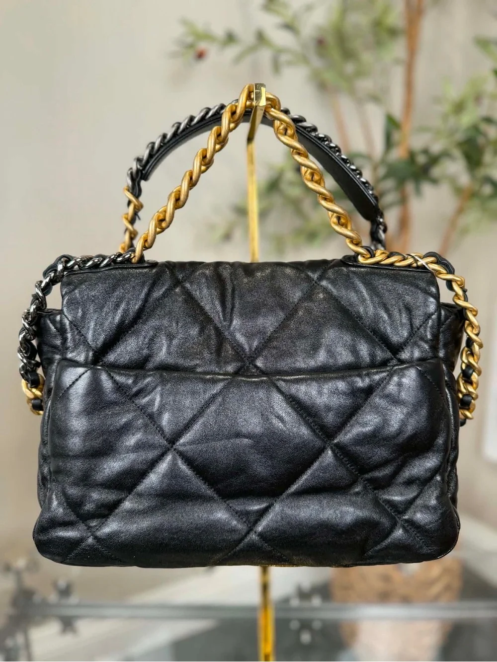 CHANEL Black Quilted Shoulder Bag with Gold Chain CC